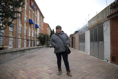 Pilar López, de 58 años, regenta la pequeña inmobiliaria Entrefincas desde hace 18 años. Vio cómo las grandes agencias se fueron con la crisis y ahora reabren sus franquicias. Según la web inmobilaria Idealista, en el distrito de Puente de Vallecas los precios de la vivienda de segunda mano han subido un 23% en dos años hasta llegar a más de 1.800 euros el metro cuadrado.