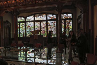 El saló modernista amb la impressionant vidriera d'Antoni Bordalba.