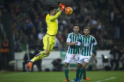 Antonio Adan despeja un balón ante la mirada de dos de sus compañeros. El Betis empató a uno contra el Real Madrid.