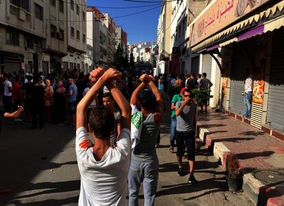 Manifestaci&oacute;n en Alhucemas, Marruecos, en la que protestan contra el atraso econ&oacute;mico y reclaman la liberaci&oacute;n de presos. 
 
 