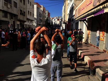 Manifestaci&oacute;n en Alhucemas, Marruecos, en la que protestan contra el atraso econ&oacute;mico y reclaman la liberaci&oacute;n de presos. 
 
 