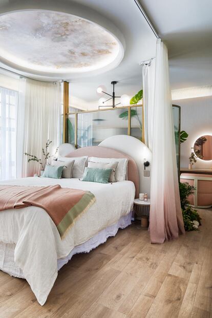 Una cúpula con forma de astro luminoso acapara la atención de este dormitorio con baño en suite diseñado por el grupo de interioristas de U Interior Design. Las horas en vela serán más llevaderas en esta habitación que invita al descanso mediante un sistema de iluminación biodinámica, que mejora la calidad del sueño y busca combatir el insomnio ocasional. Rodearse de colores tenues, pinturas ecológicas, plantas naturales y texturas neutras como el algodón orgánico son sus herramientas para no perturbar estas horas cruciales para el descanso.