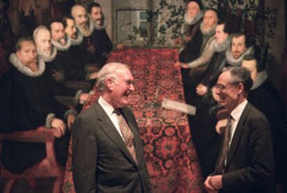 Jonathan Brown (izquierda) y sir John Elliott, comisarios de la exposición, delante de <b></b><i>La conferencia de Somerset House,</i> de Juan Pantoja de la Cruz.