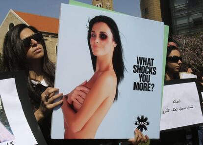 Mujeres libanesas durante un acto frente a la sede de la ONU en Beirut, para exigir que se apruebe la primera ley del Lbano para proteger a las mujeres contra la violencia de gnero.