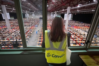 Decenas de personas realizan las pruebas de acceso a Correos, en el recinto ferial de Silleda, Pontevedra, en 2023.