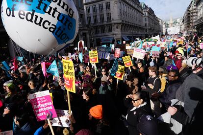 Los miembros de la Unión Nacional de Educación (NEU) participan en una marcha desde Portland Place hasta Westminster, donde se reunirán para manifestarse contra los controvertidos planes del Gobierno para una nueva ley sobre niveles mínimos de servicio durante las huelgas.
