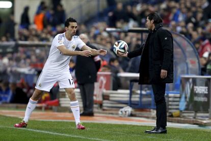 Simeone le da el balón a Arbeloa.