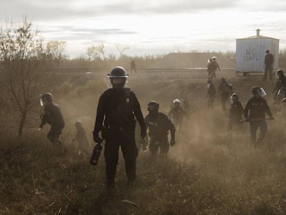 Policiais junto ao oleoduto Dakota Access Pipelines (EUA).