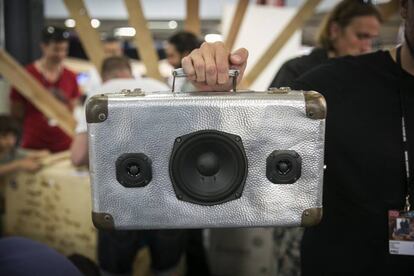 Una maleta reconvertida en altavoz de Bounceybox.