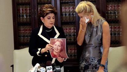 La abogada Gloria Allred, sostiene una imagen de Robin a los16 años.