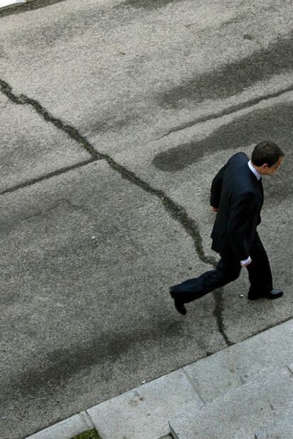 El presidente del Gobierno, José Luis Rodrígez Zapatero, camino del edificio del Consejo de Ministros en el complejo de La Moncloa, para la reunión de su equipo de gobierno.