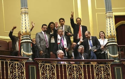 Palestinian representative in Spain, Musa Amer Odeh (c), was present during Tuesday’s vote in Congress.