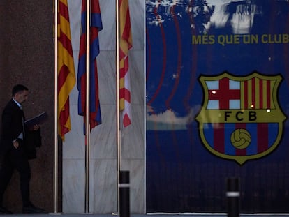 El ya expresidente del FC Barcelona, Josep Maria Bartomeu, a su salida de una de las últimas reuniones de la Junta Directiva.