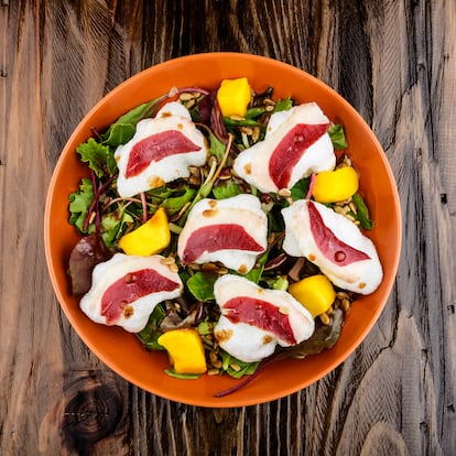 Brotes seleccionados, jamón de pato, dados de mango y vinagreta de jugo de frutos rojos, de la Gastroteca La Pícara (Aranda de Duero). Imagen proporcionada por el establecimiento.