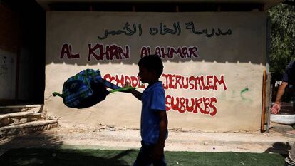 Un niño camina por el poblado beduino de Khan al Ahmar.