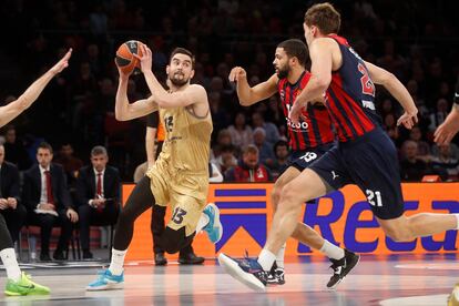 Satoransky intenta a superar a dos jugadores del Baskonia en el duelo de Euroliga de este jueves en el Buesa Arena.