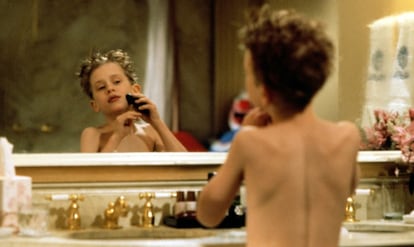 Un imberbe Macaulay Culkin teniendo su primera experiencia con la maquinilla en 'Solo en casa 2' (1992).