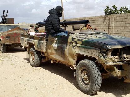 Miembros de una fuerza leal al Gobierno de Tobruk, en Bengasi.