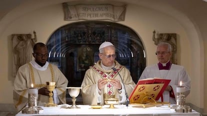 El papa León XIV celebra misa en las Grutas Vaticanas este domingo.