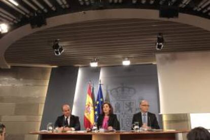 La vicepresidenta del Gobierno, Soraya Sáenz de Santamaría, acompañada de los ministros de Economía, Luis de Guindos (i) y Hacienda, Cristóbal Montoro.