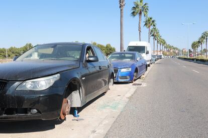 Una hilera de coches desvalijados y decomisados a los narcotraficantes permanece aparcado en las inmediaciones de un colegio de la provincia de Sevilla. 