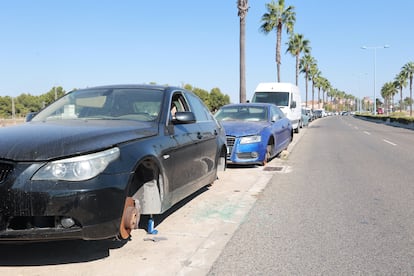 Una hilera de coches desvalijados y decomisados a los narcotraficantes permanece aparcado en las inmediaciones de un colegio de la provincia de Sevilla. 