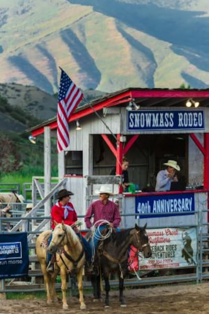 Vaqueros a caballo en el recinto de rodeo de Snowmass, en la localidad de Snowmass Village, en Aspen (Colorado).