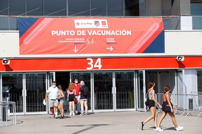 
El estadio Wanda Metropolitano vuelve a funcionar como punto de vacunación después de que el Atlético de Madrid alcanzara un acuerdo con la Consejería de Sanidad para compatibilizar esta actividad con los partidos de fútbol previstos esta temporada.