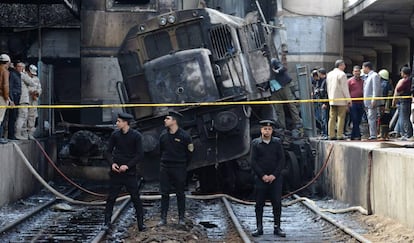 O trem incendiado na principal estação do Cairo.