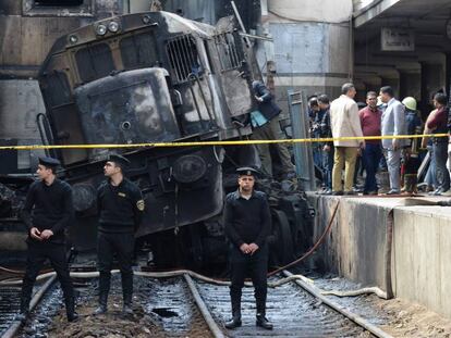 El tren incendiado en la principal estación de El Cairo.