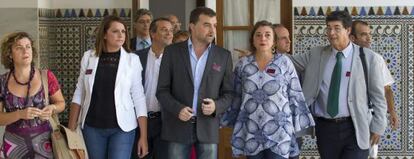 El coordinador regional de IU, Antonio Maíllo, en el centro, con los diputados de IU.