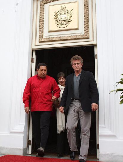 El actor Sean Penn es una de las estrellas de Hollywood con mayor inquietud política. Muy interesado en América Latina, son varias las veces que se reunió con el presidente venezolano Hugo Chávez, con quien entabló una amistad. En la imagen, el actor y el mandatario durante una visita de Penn a Caracas en agosto de 2007.