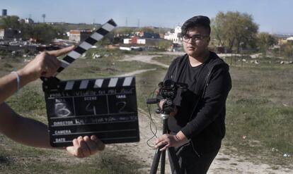 Raúl Silva, de 15 años, rodando un cortometraje en la Cañada Real.