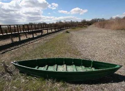 Una barca en una antigua zona de lagunas en las Tablas de Daimiel.