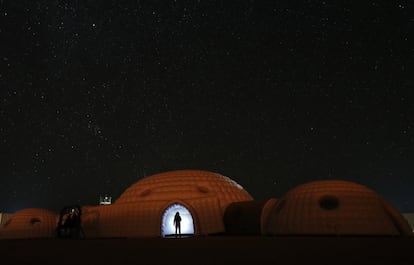 Un miembro de AMADEE-18 a la entrada de un hábitat de simulación en el desierto Dhofar (Omán), en el marco de la misión análoga a Marte.