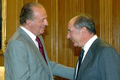 El rey Juan Carlos conversa con Rodrigo Rato durante la audiencia en el palacio de la Zarzuela.