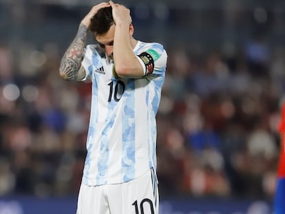 Messi se lamenta tras un fallo, en el partido contra Paraguay, de este jueves, en Asunción.