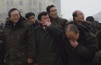 Seguidores del dictador durante el cortejo fúnebre del líder norcoreano Kim Jong Il, en las calles de Pyongyang, Corea del Norte