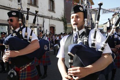 Las gaitas omnipresentes en Asturias, también lo son durante la fiesta de piraguas. En la imagen se ve una agrupación escocesa que ha venido para participar en el desfile en Arriondas. Un punto más para la internacionalización que Dionisio de la Huerta quería conseguir.