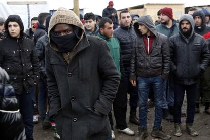 El campamento de inmigrantes de Calais, donde cientos de inmigrantes aguardan su oportunidad para entrar en el Reino Unido, vive una jornada de tensa calma, ante la orden de evacuación parcial dictada por el Gobierno francés.