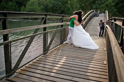 Rosa María y Silvia, el día de su boda en La Mitjana