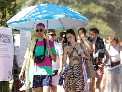 Asistentes al festival Arenal Sound, en Burriana (Castellón), el martes. El jueves tres mujeres fueron atendidas tras sentir pinchazos.