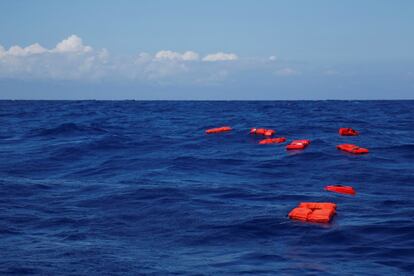 Varios chalecos salvavidas flotan en el agua durante un ejercicio de entrenamiento realizado por la ONG alemana Sea-Eye, al norte de la costa africana.