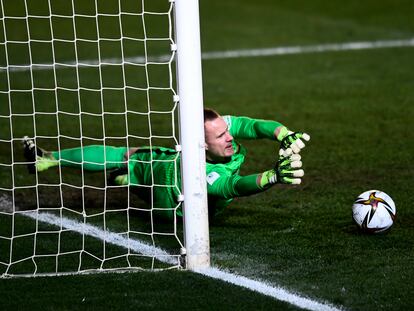 Ter Stegen detiene un penalti durante la temporada.