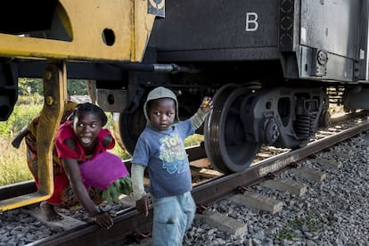 Mozambique es el octavo país más pobre del mundo. La rehabilitación de una vía férrea, realizada por la compañía española SACYR, desvela cómo la actividad de las empresas en países en vías de desarrollo no siempre es positiva.   Alianza por la Solidaridad ha demostrado que esa nueva ruta de ferrocarril no ha aportado beneficios a la población local, sino que ha generado graves problemas en la seguridad, la salud y los medios de vida de 50.000 personas. Muchas mujeres han sufrido desplazamientos, han visto como se destruían sus hogares y cómo han perdido la propiedad de la tierra. 



