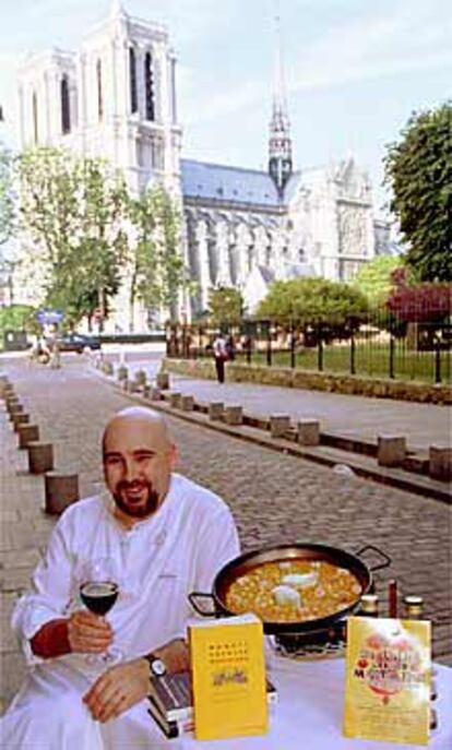 Alberto Heráis, al lado de su restaurante, cerca de Notre Dame.