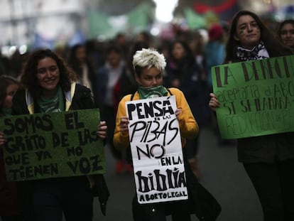 Manifestantes a favor do aborto legal em Buenos Aires, em 4 de junho.