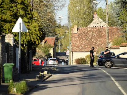 La policía francesa registra la casa donde vivía el hombre que el 23 de abril de 2021 mató con un cuchillo a una funcionaria de la policía en Rambouillet (Francia).