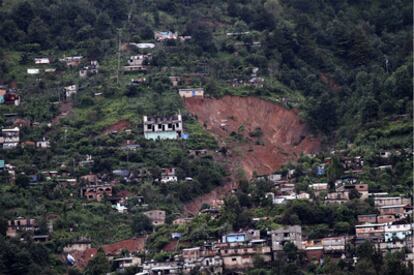 Imagen del cerro afectado por un deslizamiento de tierra en la localidad mexicana de Santa María de Tlahuitoltepec, que ha sepultado varias casas.
