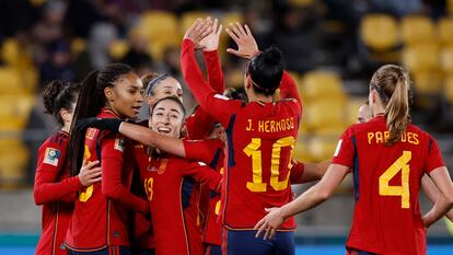 Las jugadoras de la selección se abrazan tras uno de los goles de España ante Costa Rica.